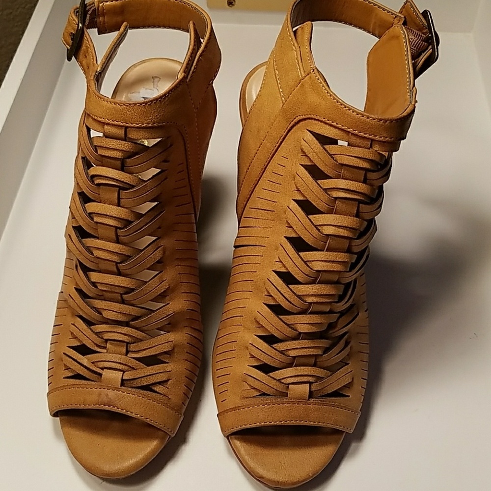 Dollhouse Mustard Open Toe Sandals Size 6 - Picture 3 of 4